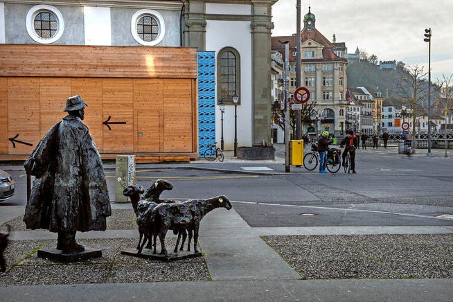 Der Theaterplatz mit der «Theaterbox» und Rolf Brems «Schafhirt mit Schafen» (links). Bild: Nadia Schärli (Luzern, 15. November 2016)