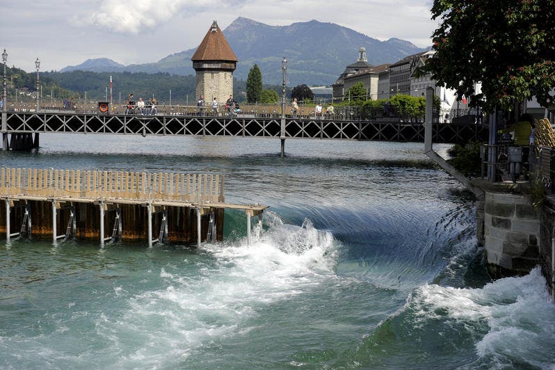 17. Mai: Das neu erstellte Reusswehr in Luzern. Auf dem Bild zu sehen ist das sogenannte Stirnwehr mit Welle. (Bild: Pius Amrein/Neue LZ)