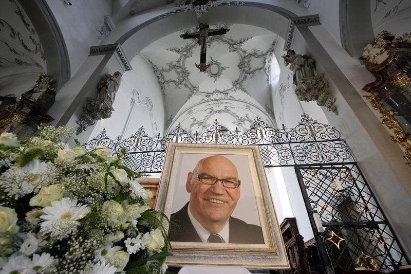 In der Pfarrkirche St. Georg in Sursee erinnert ein grosses Portrait an verstorbenen Otto Ineichen. (Bild: Keystone)