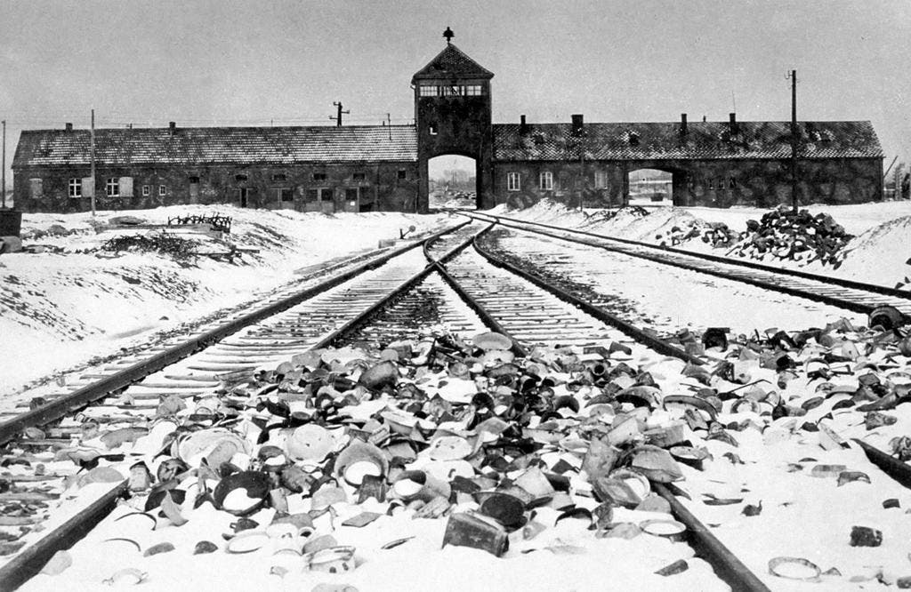 Mit dem Zug direkt in den Tod: Der berühmt-berüchtigte Eingang zum Lager Auschwitz-Brikenau, auch "Tor des Todes genannt", aufgenommen im Januar 1945. (Bild: Keystone)