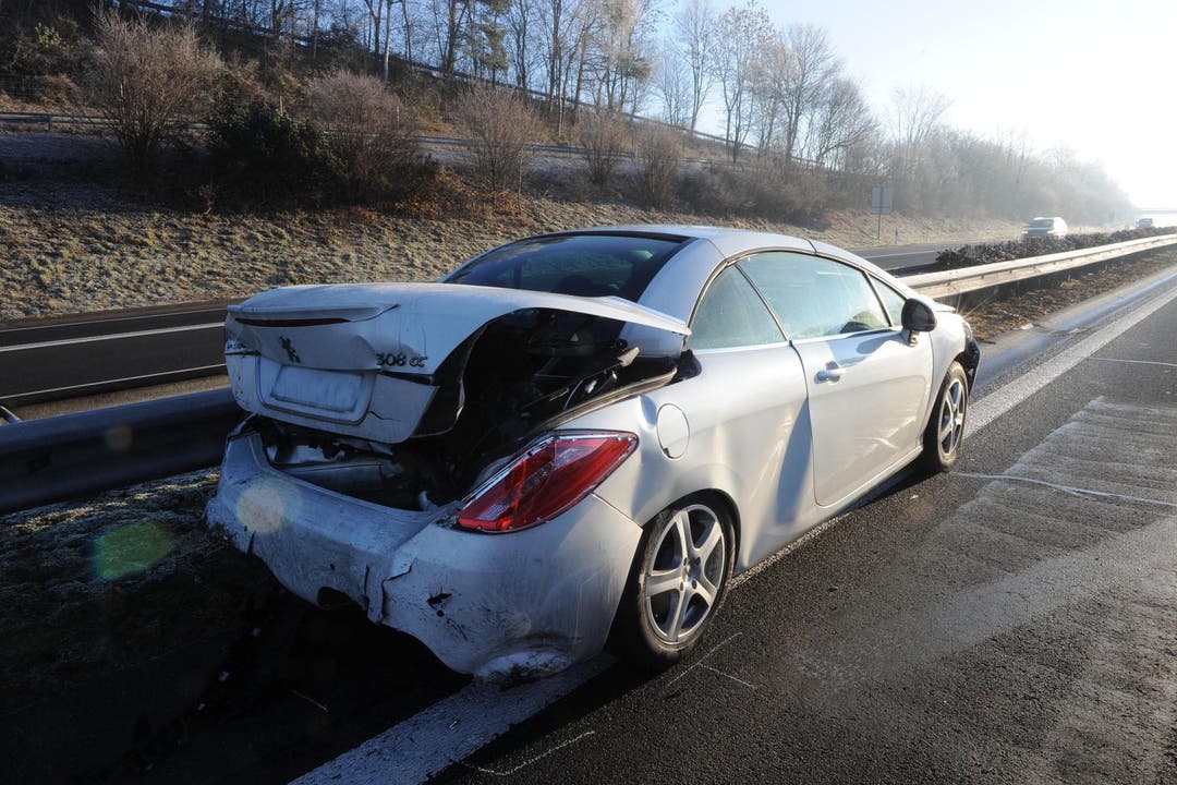 Wegen den Unfällen kam es auf der Autobahn A2 in Richtung Süden zu Rückstau. (Bild: Luzerner Polizei)