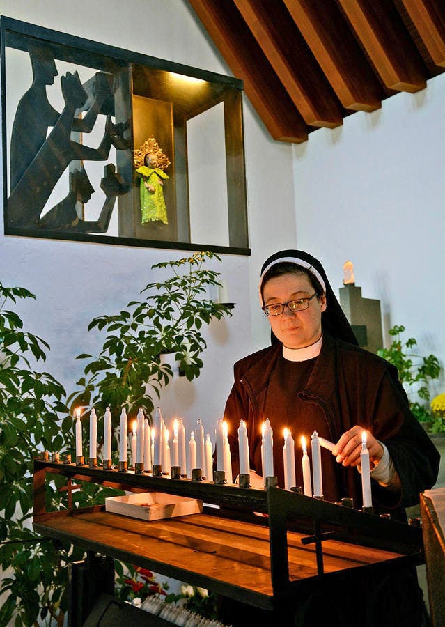 Sr. Rut-Maria schöpft Kraft aus dem Glauben der Pilger, die das Sarner Jesuskind in der Klosterkirche besuchen. (Bild Andreas Faessler)