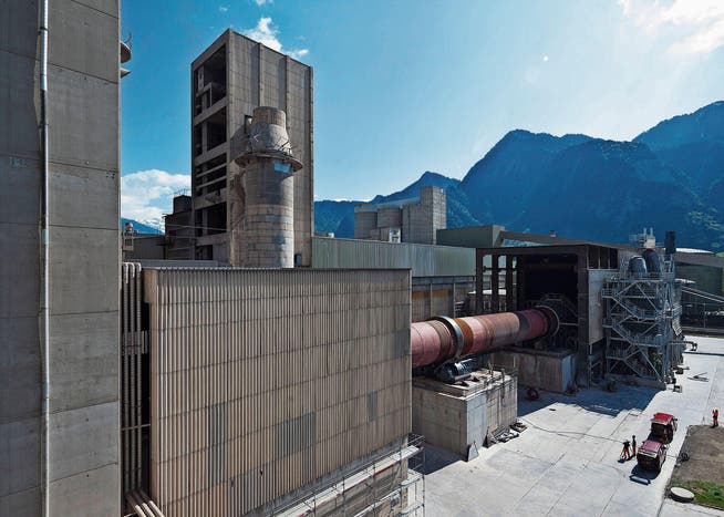 Ein Werk von Holcim im Kanton Graubünden: Der Zementriese ist eines von 54 Unternehmen, die derzeit beim Schweizer Emissionshandels-system mitmachen. (Bild: Gaëtan Bally/Keystone (Untervaz, 15. Mai 2012))