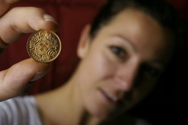 Der Verein Goldmünzenwährung will in der Schweiz eine Ergänzungswährung in Form von Goldmünzen einführen. Im Bild ist ein 20er Goldvreneli, eine Goldmünze im Wert von 20 Franken. (Archivbild). (Bild: Chris Iseli / Neue LZ)