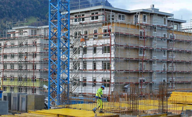 Schwyzer Bauboom: In der Harmettlen in Goldau entsteht derzeit über ein halbes Dutzend neue Wohnblöcke. (Bild: Bert Schnüriger / Neue SZ)