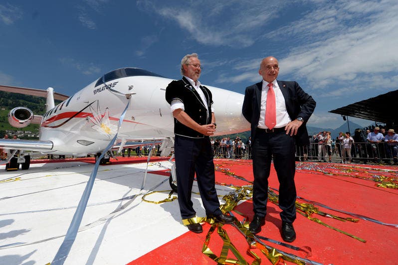 Verwaltungsratspräsident Oskar J. Schwenk, links, und Bundesrat Ueli Maurer, rechts, vor dem neuem PC-24 Flugzeug. (Bild: Keystone)