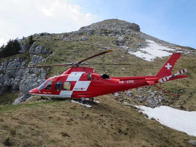 Der Rega-Hubschrauber kurz vor dem Abflug nach der Rettungsaktion auf der Schrattenfluh. (Bild: PD)