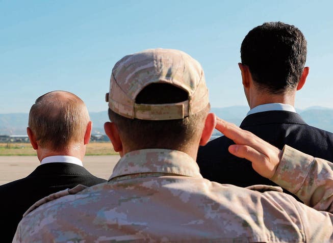 Wladimir Putin und Baschar al-Assad beobachten auf der syrischen Luftwaffenbasis Hmeimim. (Bild: Mikhail Klimentyev/Keystone (11. Dezember 2017))