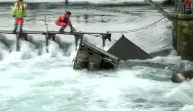 Mitarbeiter der Stadt Luzern lösen den Bootssteg vom Reusswehr. (Bild: Videostill)