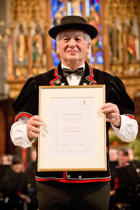 Der goldene Violinschlüssel - der Grammy der Schweizer Ländlerszene - wird an Hermann Studer verliehen. Fotografiert am 24.10.2015 (NeueLZ/Jakob Ineichen) (Bild: Jakob Ineichen (Neue LZ))