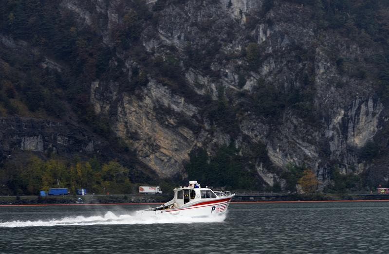 Ein Polizeiboot auf dem Alpnachersee. (Bild: Keystone/EPA/Urs Flueeler)