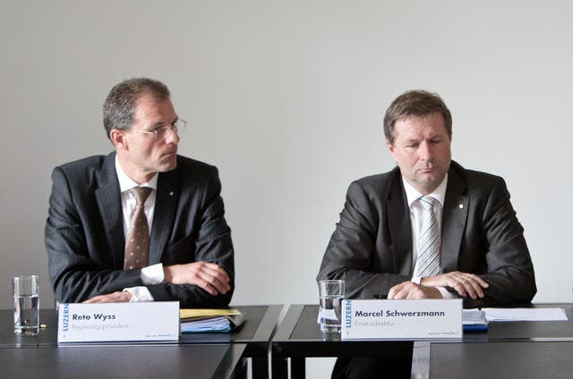 Reto Wyss (links) kritisiert die Mentalität der Finanzpolitik, für die Marcel Schwerzmann zuständig ist. (Bild: Manuela Jans / Neue LZ)