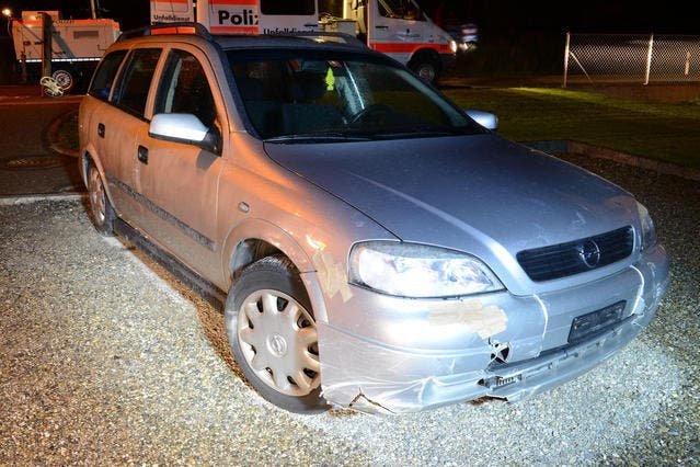 Das beschädigte Auto nach dem Selbstunfall in Werthenstein. (Bild: Luzerner Polizei)
