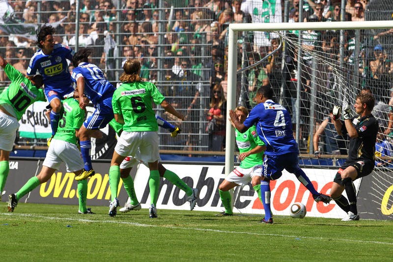 18. Juli 2010 im Spiel gegen den FC St. Gallen: Hakan Yakin (Nr. 10) erzielt das 1:0. (Bild: Philipp Schmidli/Neue LZ)