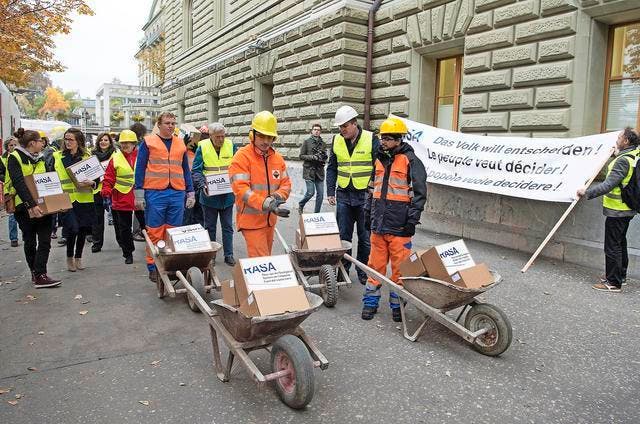 Helfer der Initianten der Volksinitiative «Raus aus der Sackgasse» lieferten gestern Kartons mit 110 000 Unterschriften zur Bundeskanzlei in Bern. (Bild: Keystone/Lukas Lehmann)