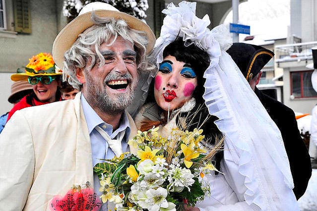 Trix und Wäli Bissig nutzten die Fasnacht für eine Hochzeit. (Bild: Richard Greuter / Neue NZ)