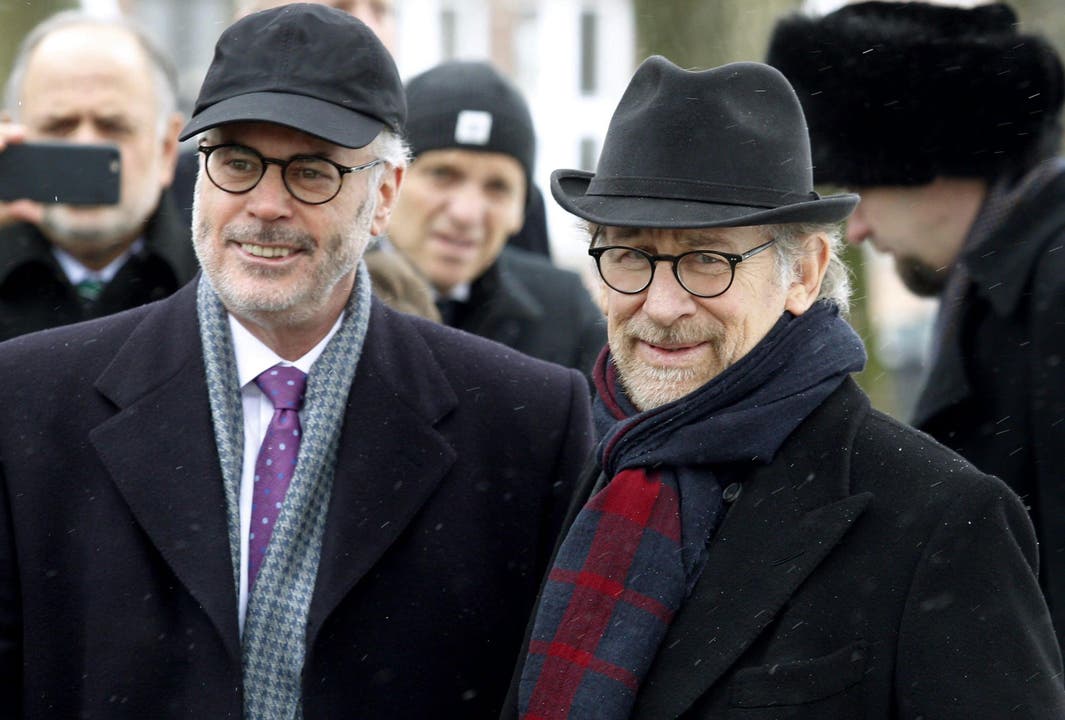Auch Regisseur Steven Spielberg (rechts) nahm an den Gedenkfeierlichkeiten statt. Seine Stiftung wurde für ihr Engagement geehrt, das Camp in Auschwitz als Mahnmal zu erhalten. (Bild: Keystone)