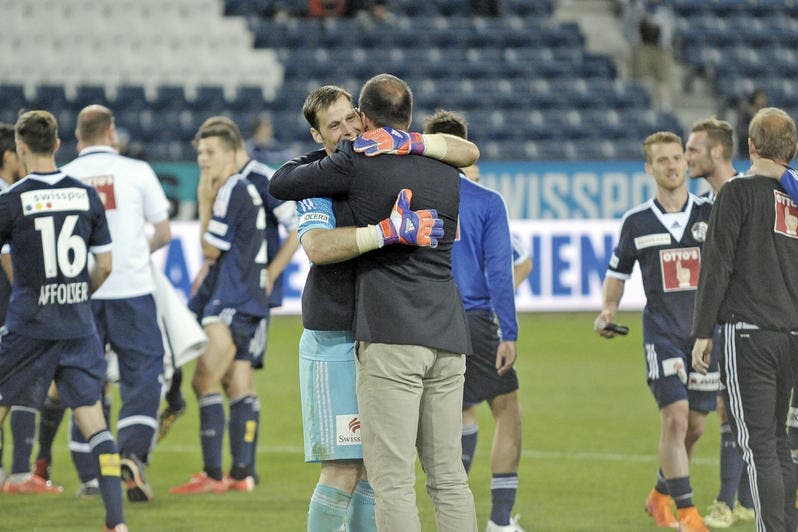 FCL Trainer Markus Babbel umarmt nach dem Spiel den FCL Torhüter David Zibung. (Bild: Pius Amrein / Neue LZ)