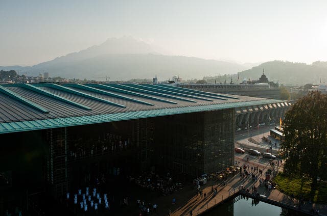 Muss aus Sicherheitsgründen saniert werden: Das Dach des Kultur- und Kongresszentrums Luzern. (Bild: Archiv Roger Grütter / Neue LZ)