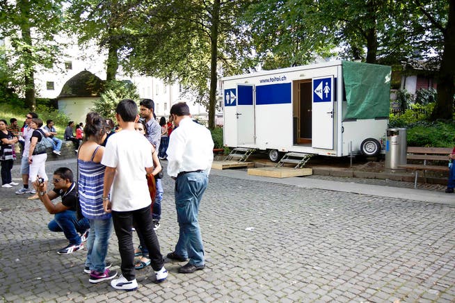Eine provisorische Lösung für das Toilettenproblem: der WC-Wagen vor dem Luzerner Löwendenkmal. (Bild Manuela Jans)