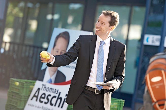 Thomas Aeschi verteilte im Wahlkampf Äpfel in Zug: Ob sich der Zuger SVP-Nationalrat für eine Bundesratskandidatur wohl zur Verfügung stellt? (Archivbild Neue ZZ/Maria Schmid)