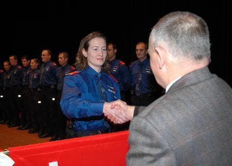 Polizistin Silvia Föhn wird per Handschlag vom Schwyzer Landammann Alois Christen zur Polizeigefreiten befördert. (Bild Kapo Schwyz)