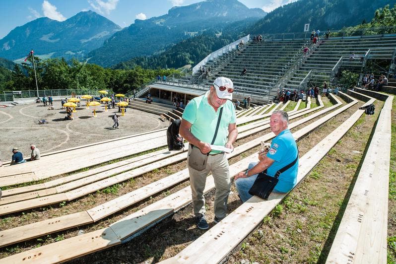 Bruno Arnold (links) und Hubert Steinmann besichtigen die Arena und suchen sich schon mal ihre Plätze zum Probe sitzen. (Bild: Roger Gruetter / Neue LZ)