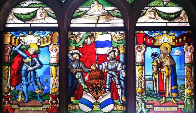 Die von Zug gestifteten Kabinettscheiben zeigen Attribute von Stadt und Kanton. Neben Wappen und Bannerträgern sind es die Kirchenpatrone Michael und Oswald. (Bild Andreas Faessler)