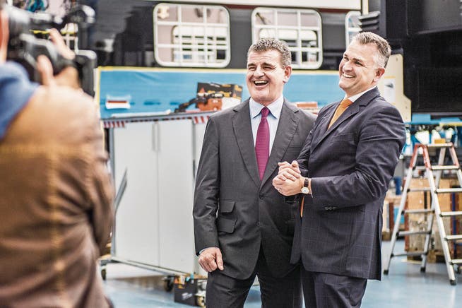 Glatte Übergabe: Stadler-CEO Spuhler (links) und Nachfolger Ahlburg am Firmensitz in Bussnang. (Bild: Thi My Lien Nguyen (20. September 2017))