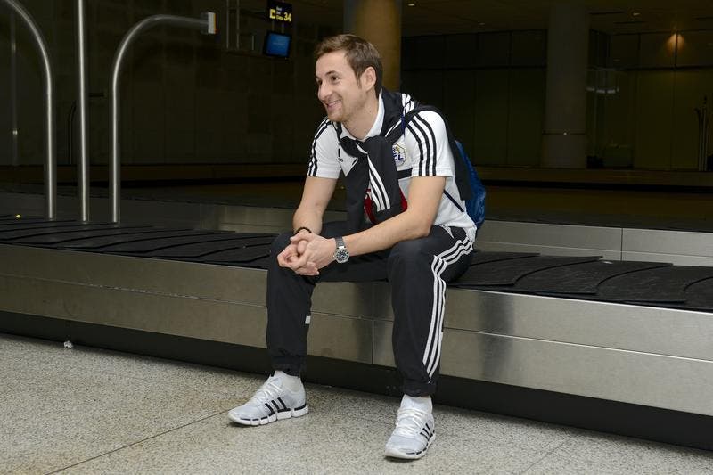 Jérôme Thiesson wartet auf dem Flughafen von Malaga auf sein Gepäck. (Bild: Martin Meienberger)
