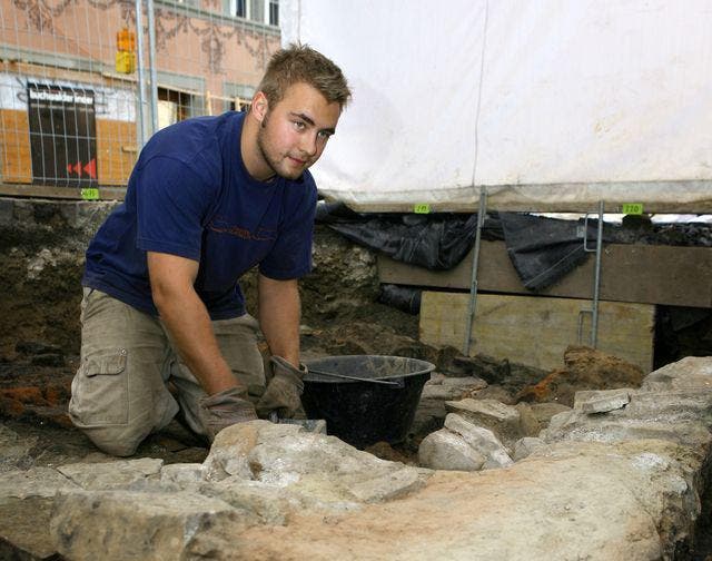Archäologiestudent Reto Bucher bei der Ausgrabungsstätte am Mühlenplatz. (Bild Chris Iseli/Neue LZ)
