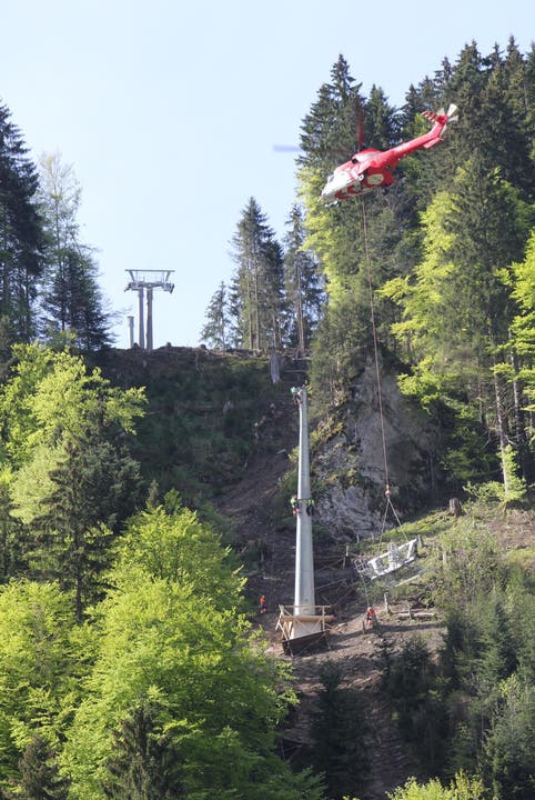 Der Super-Puma bringt Mast Nummer vier in den Steilhang zwischen Engelberg und Gerschnialp. (Bild: Mike Bacher)