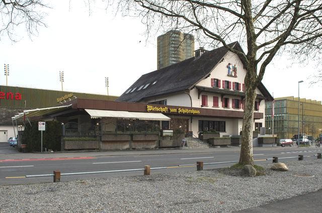 Die Wirtschaft zum Schützenhaus an der Horwerstrasse. Sie liegt nur wenige Meter neben der Swisspor-Arena. 