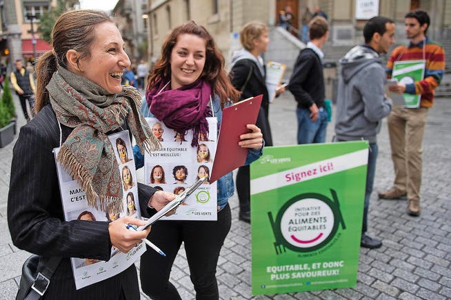 Adele Thorens Goumaz (links), Co-Präsidentin der Grünen Schweiz, und Leonore Porchet, Präsidentin der Grünen Lausanne, beim Sammeln von Unterschriften für die «Fair Food»-Initiative in Lausanne. (Bild: Keystone/Jean-Christophe Bott)