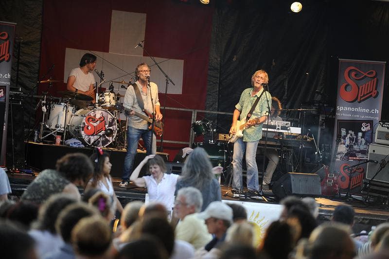 Die Herren von "Span" auf der Bühne an der 1. August-Feier in Zug am See. (Bild: Maria Schmid / Neue ZZ)