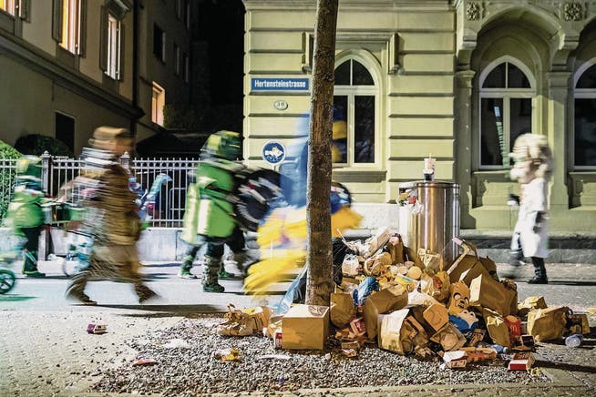 Abfallberg in der Hertensteinstrasse am Schmutzigen Donnerstag 2017. (Bild: Philipp Schmidli)