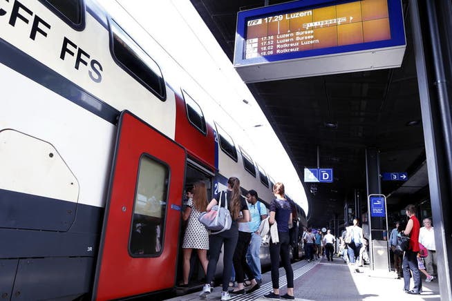 Der Interregio von Zürich nach Luzern hält im Bahnhof Zug. (Symbolbild) (Bild: Werner Schelbert (10. Juli 2017, Zug))