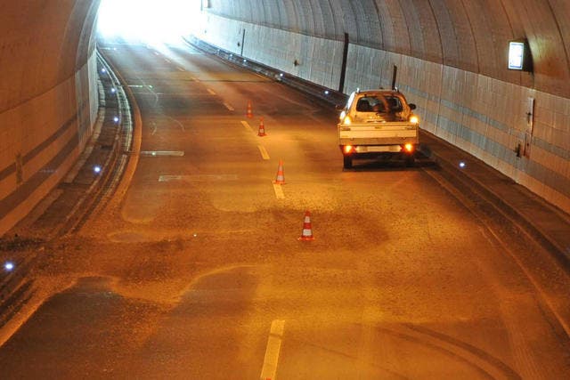 Das Unfallfahrzeug inklusive Anhänger im Tunnel Eich. (Bild: Luzerner Polizei)