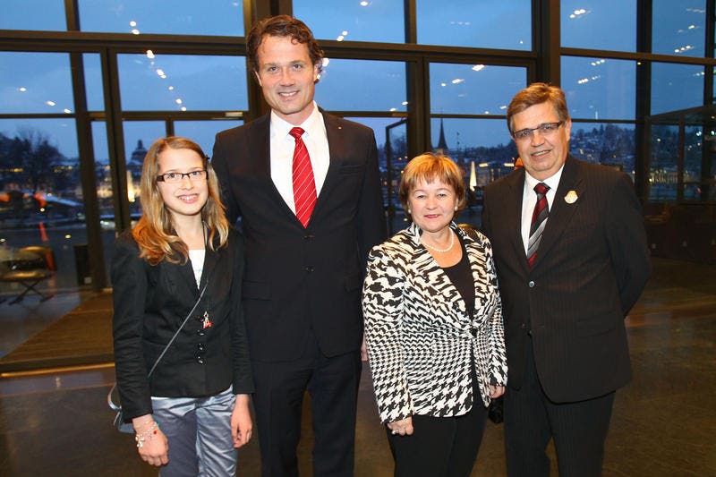 Von rechts: Peter Hofstetter mit Gattin Anne-Marie und Alex Miescher mit Tochter Yara.