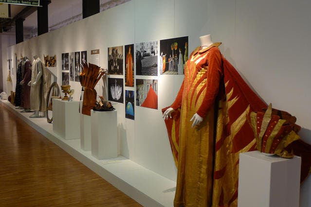 Blick in die Ausstellung, vorne ein Kostüm der Welt aus dem Jahre 1960. (Bild: PD)