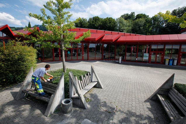 Wo heute Aula und Mensa stehen, soll die Kantonsschule in die Höhe wachsen. (Bild: Stefan Kaiser/Neue ZZ)