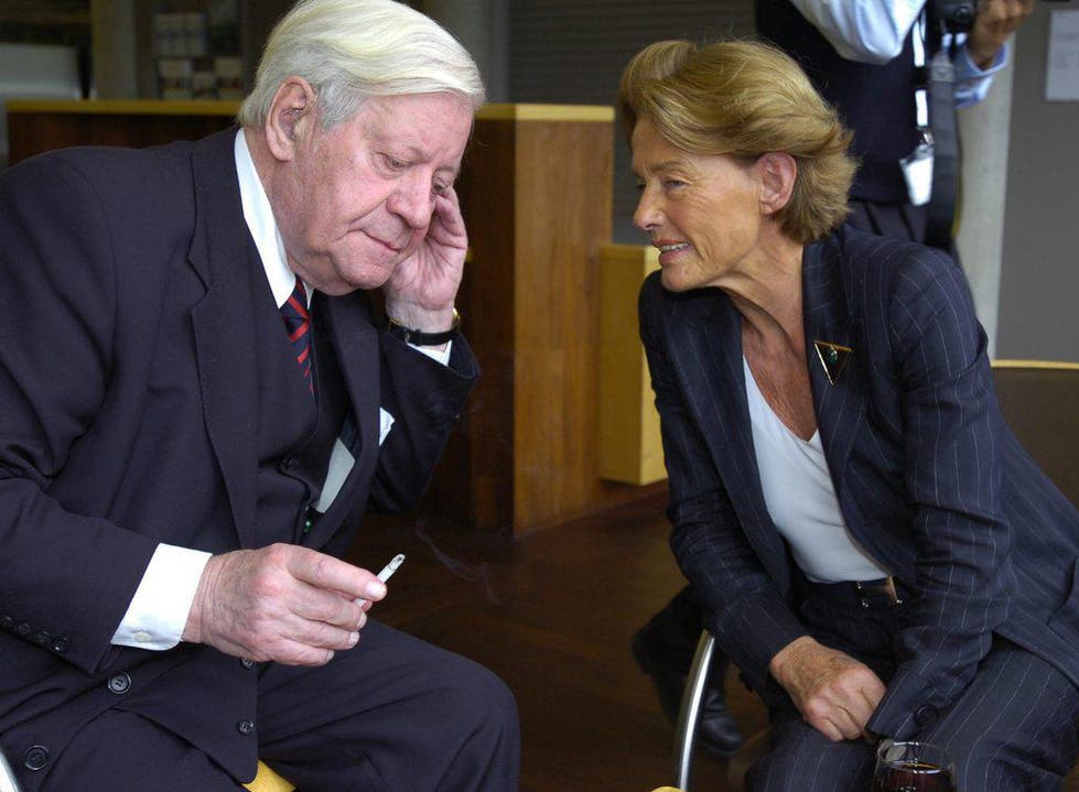 Helmut Schmidt mit Dürrenmatt-Witwe Charlotte Kerr am Schluss des World Ageing and Generations Congress 2005 an der Universität St.Gallen. (Bild: Keystone)