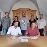 Die Gemeindepräsidenten von Altishofen und Ebersecken unterzeichnen den Vertrag. (Bild: PD)
