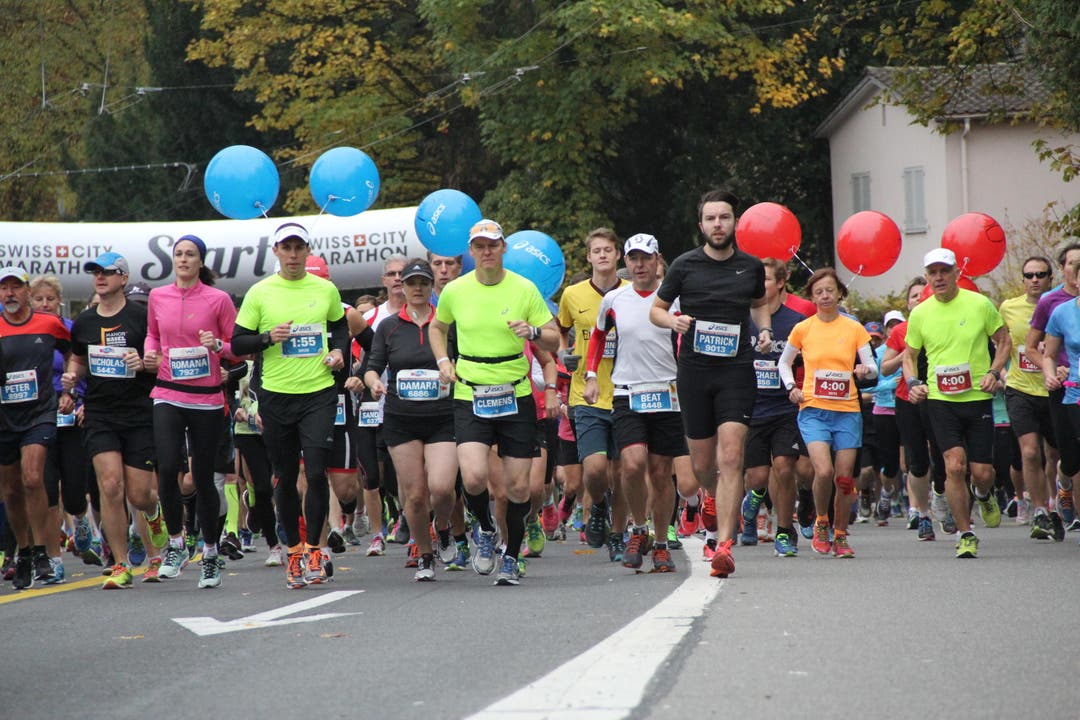 Beim Start zum 9. «Swiss City Marathon» (Bild: Ramona Geiger / Neue LZ)