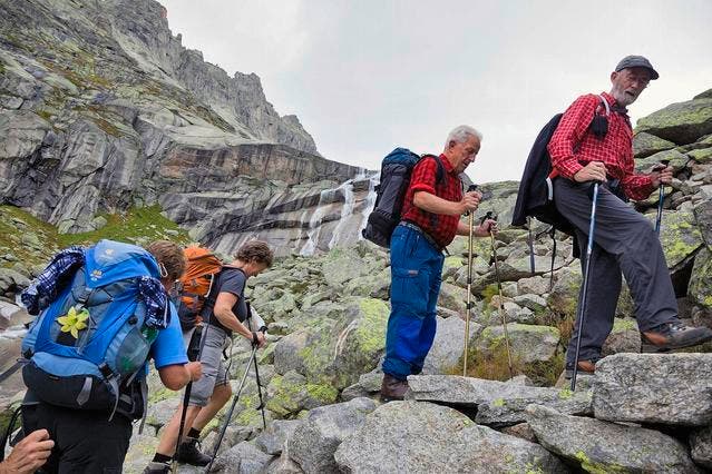 Schön, aber riskant: Bergwandern und insbesondere Hochtouren bergen viele Risiken. (Bild: Keystone)