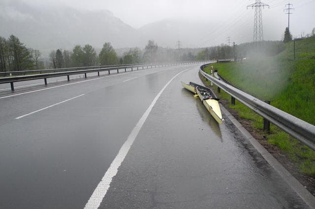 Das Ruderboot liegt nach dem Unfall zerstört auf der Strasse. (Bild: Kantonspolizei Schwyz)