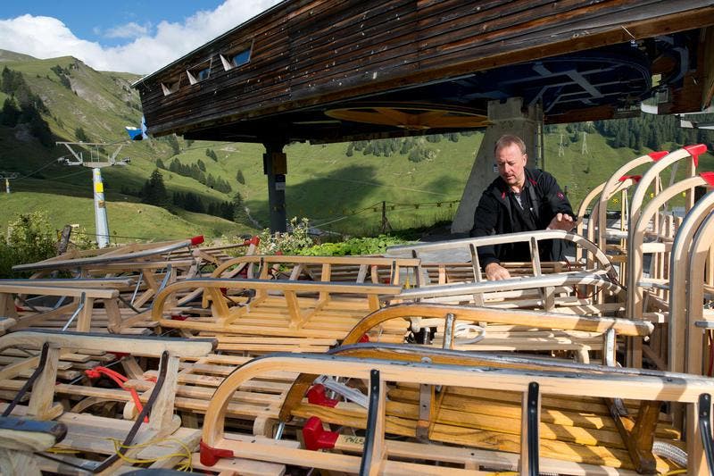 Paul Odermatt, Technischer Leiter Klewenalp, beim Aufladen von Davoser-Schlitten. (Bild: Dominik Wunderli / Neue LZ)