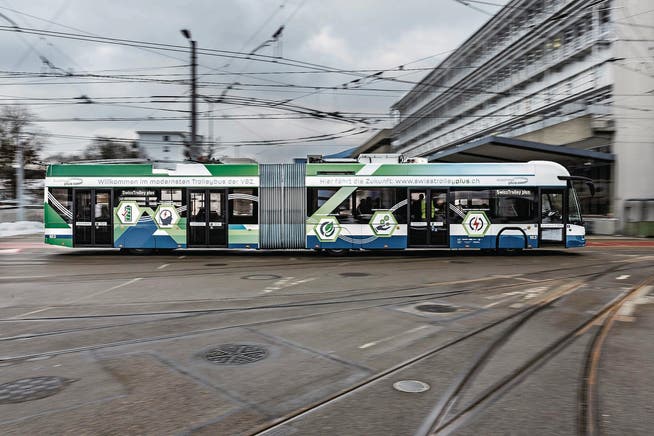 Der von der ETH mitentwickelte «Swiss Trolley plus» fährt im Testbetrieb durch die Stadt Zürich. (Bild: Tom Kawara (Zürich, 17. Januar 2017))