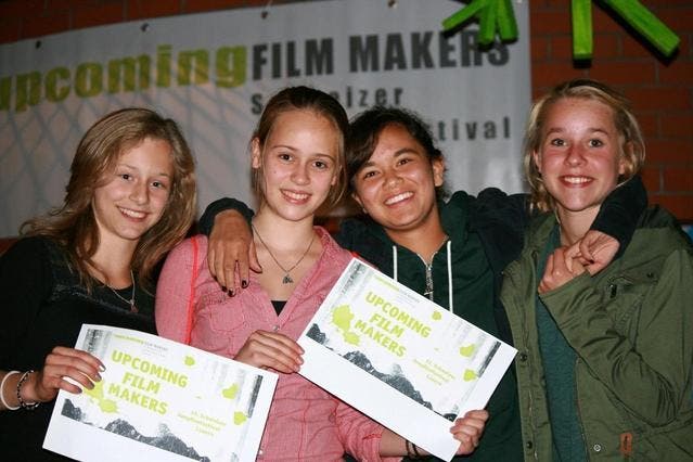 Die Gewinner des Klassenfilmwettbewerbs 2014 mit dem Film "Farbe bringt Freunde", aus dem Schulhaus Bärenmatt Ruswil (von links): Mirjam Müller, Julia Stirnimann, Siriam Kwangthon und Anja Erni. (Bild: PD)