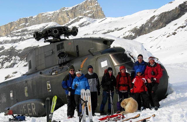 Das Heli-Wrack, das auf rund 2300 Metern Höhe im Schnee festsitzt, ist ein beliebtes Fotosujet. (Bild pd)